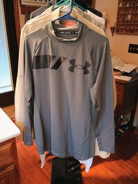 Under Armour Men's Long-Sleeve Performance Top - Gray